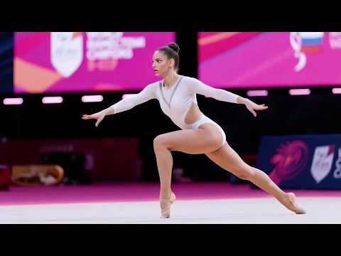 新体操の演技中にハプニング！体操女子の可愛い仕草に会場が沸いた