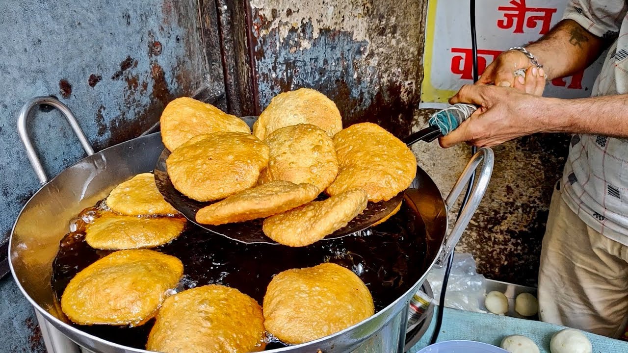 ALOO PYAZ KACHORI | Oldest Shop in Zaveri Bazaar Khau Galli | Indian Street Food | Aamchi Mumbai
