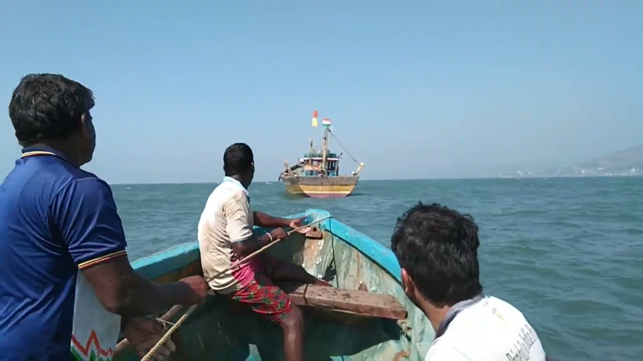 Fishing boat visit ! Life of fishermen !   Dapoli Beaches ! Anjarla Beach ! Kokani Life !
