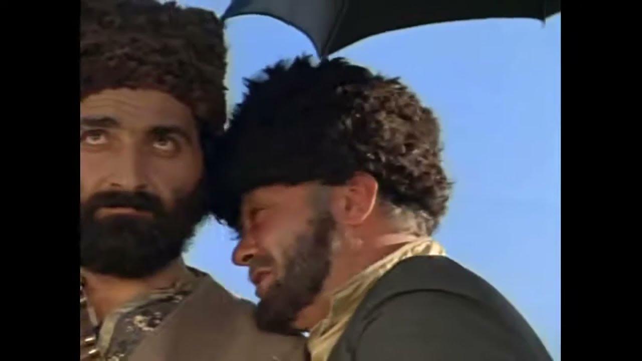 Он поет по русски. Молодой кучерявый певец. Он поет по русски. Он поет по русски. Он поет по русски.