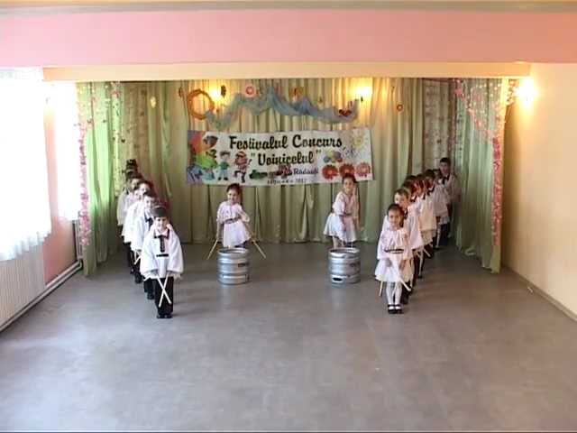 Dans popular stilizat - G.P.P. Nr. 3 Micul Prinţ Rădăuți - Festivalul Voinicelul 2012 class=