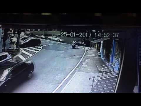 Video do caminhão batendo e tombando no centro - YouTube