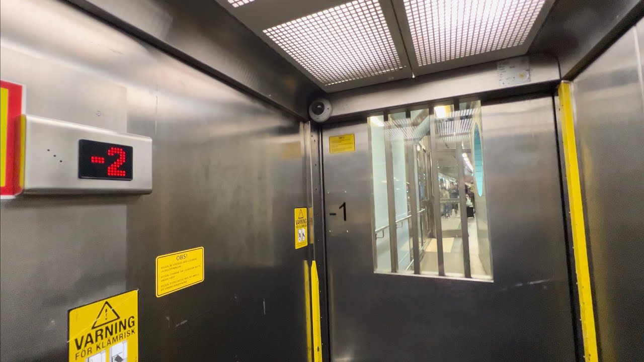 1990's KONE (mod.) Traction Elevator @ T-centralen Subway Station, Stockholm, Sweden.