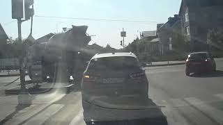 BMW Р545ВХ196 поворот налево с правого ряда