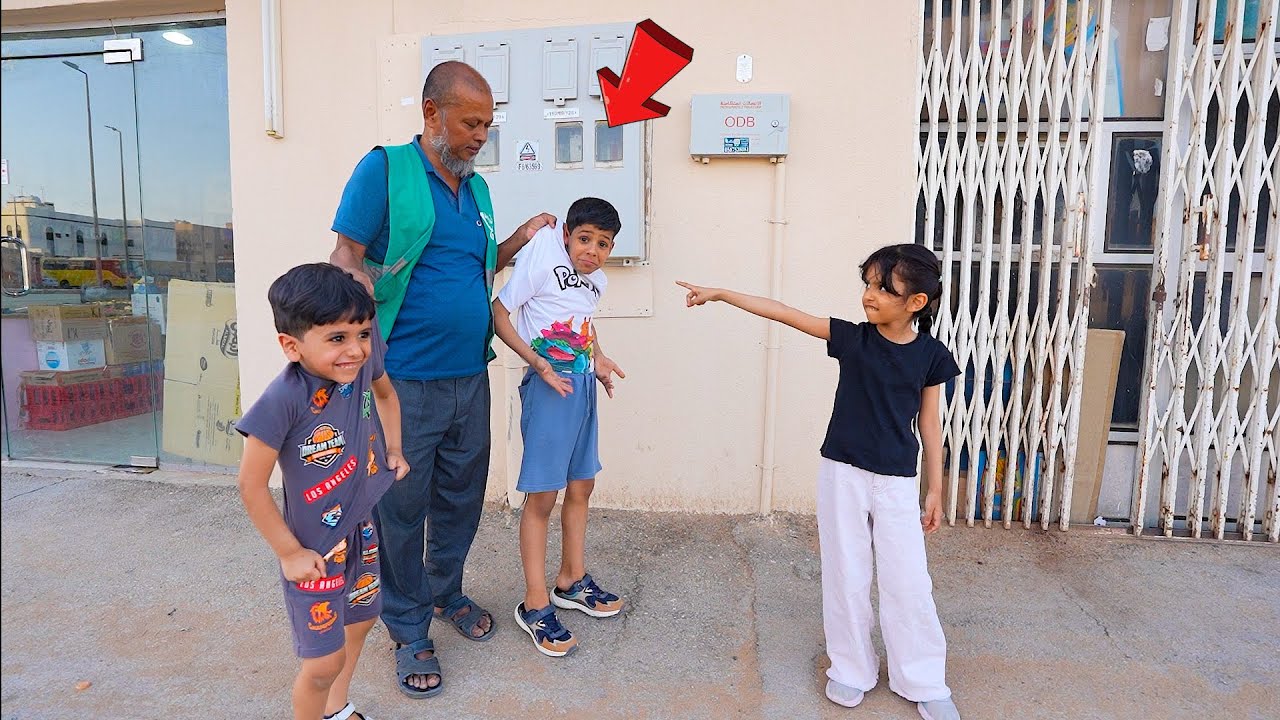 عامل البقالة يساعد ساره شوفوا ايش صار !!