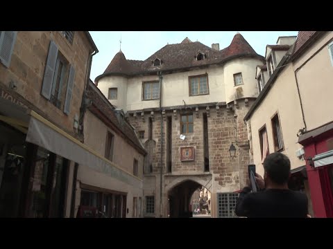 Insolite : La Porte De Sauvigny à Semur-en-Auxois Cherche Acheteur