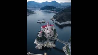 A fairy-tale castle on Guizhou island, China.Сказочный замок на острове Гуйчжоу, Китай.