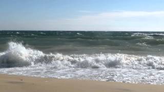 Olas rompiendo en la arena