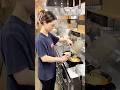 提供までが芸術な爆美女ラーメン職人 #家系ラーメン