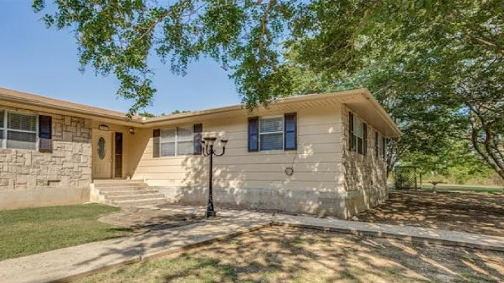 3037 Fm 697, Sherman, TX Presented by Debra Tompki...