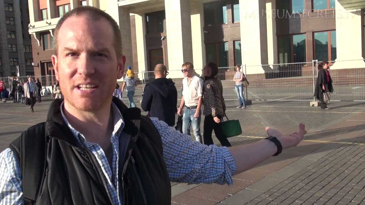 Checking Out Women's 'Over the Top' High Heels in Moscow's Red Square (Vlog)