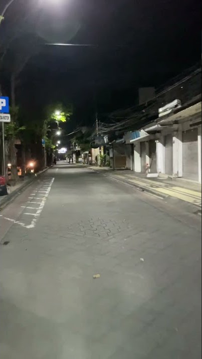 Jalan Raya Legian Kuta Bali di malam hari (09/7)