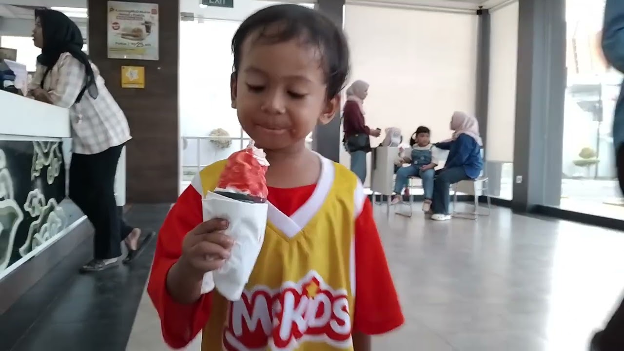 Arkan belajar membuat ice cream bersama McKid