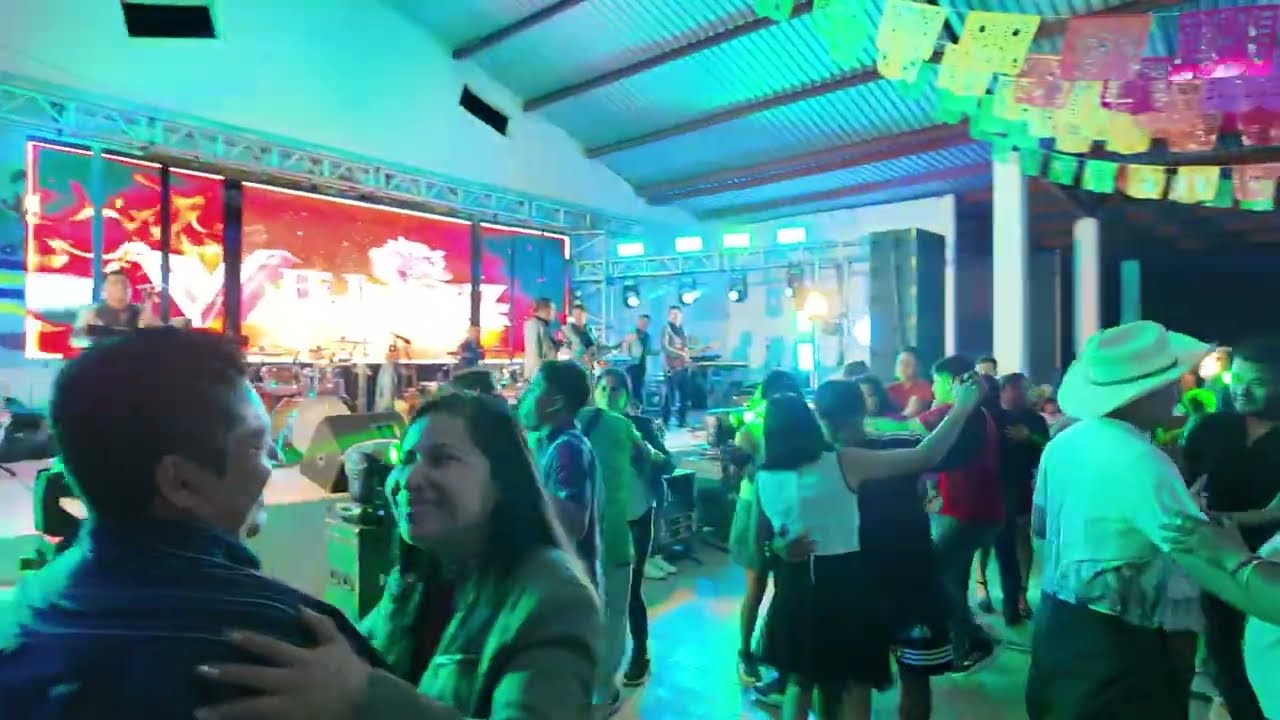 DESDE TUXTEPEC ASÍ SE BAILAN LOS EXITOS DE LOS CAMINANTES - VELOZ DE LA SIERRA