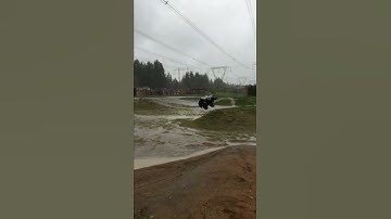 Axial scx10ii jump #jump #axial #scx10ii #slowmotion #bronco