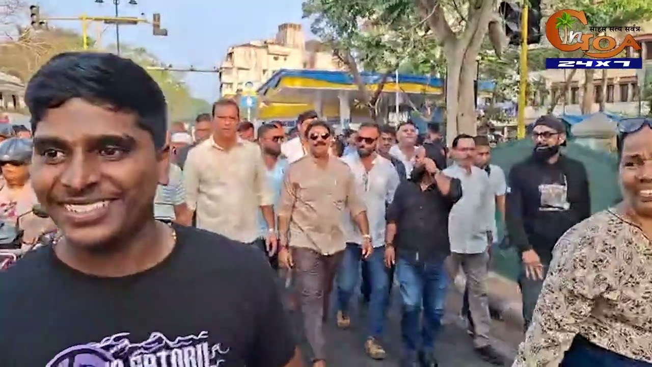 Огромная толпа людей начала направляться к дому Вишваджита в Дона-Пауле.