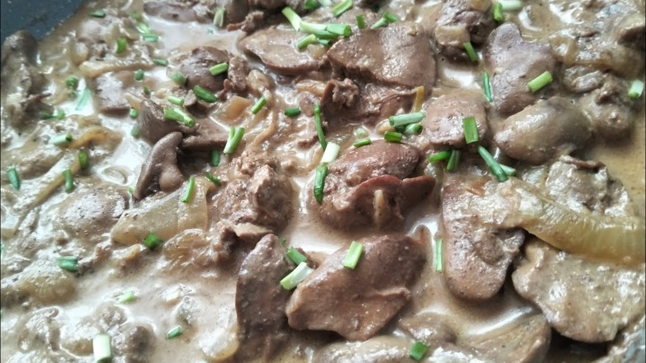 Смачна печінка із цибулею в сметані.