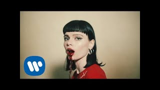 Смотреть клип Winona Oak - Break My Broken Heart [Official Music Video]