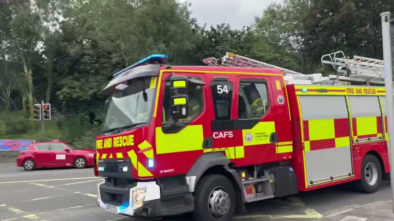 MULTIPLE VEHICLES RESPONDING + command unit command support and WRC Hampshire & Isle of Wight fire