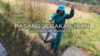 pasang jebakan ikan di sungai jepang