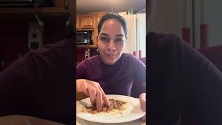 Comiendo pupusas