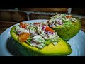 Aguacates rellenos de pollo con vegetales