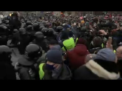 Police and anti-Putin protesters clash in Moscow | AFP