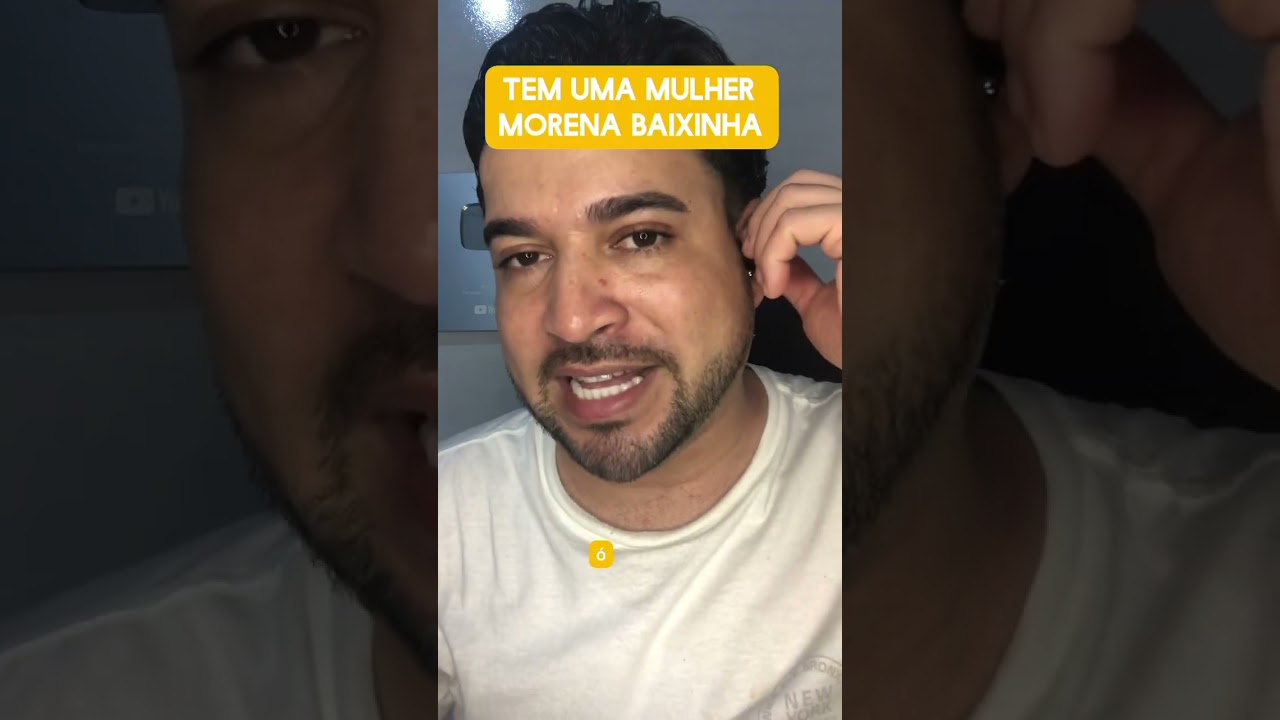 Tem uma mulher morena baixinha 