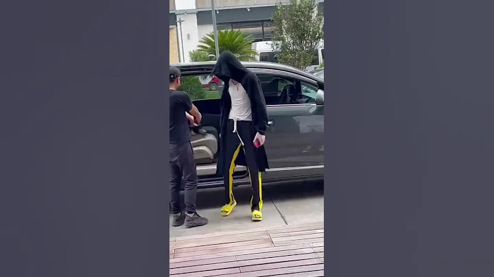 摩登兄弟刘宇宁 下车时外套下那个腰！走两步又盖起来了！ - 天天要闻