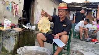 唐总回来安排聚餐，土鸡、甲鱼、鲍鱼、生蚝一起煲锅汤，真豪横