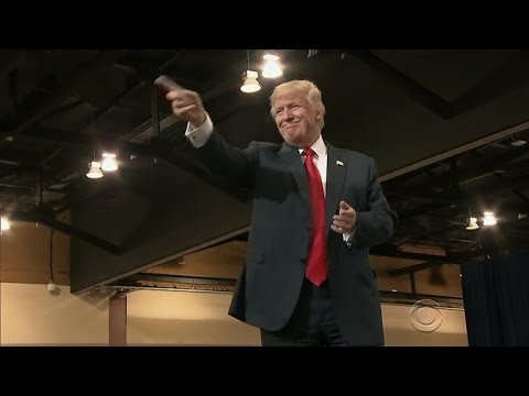 Poll shows tightening race between Clinton and Trump - YouTube