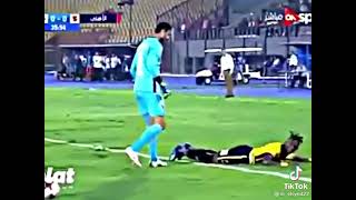 محمد الشناوي يضرب لاعب