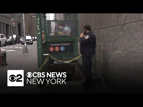 Man killed in Midtown subway station, police searching for gunman