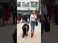 传递正能量 户外唱歌