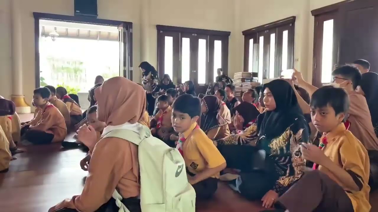 FLEXYSCHOOL LISA GOES TO VIHARA🕉️