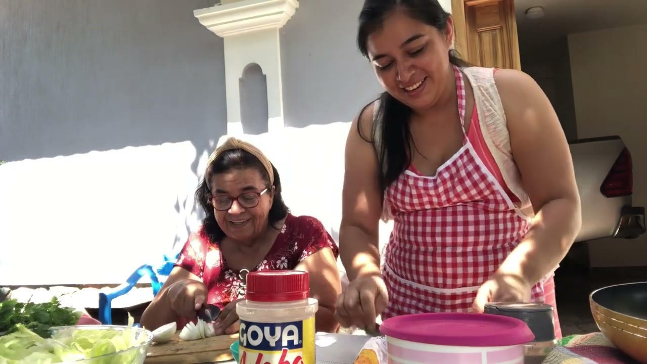 Miren quien esta cocinando con mamá Lela , no lo van a creer