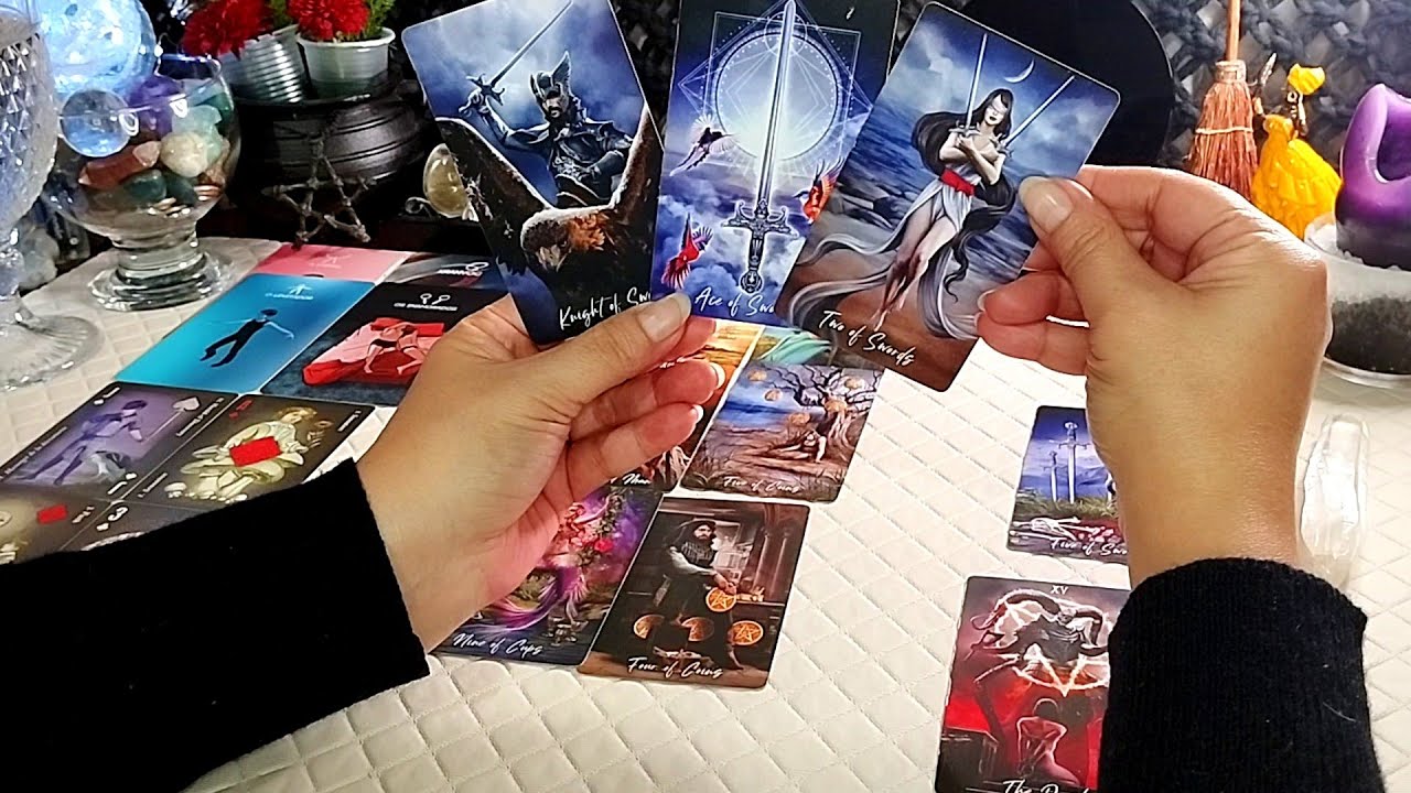 A PESSOA TEM MEDO QUE VOCÊ DESCUBRA A VERDADE. #cartomante #tarologo #oraculista #tarot 