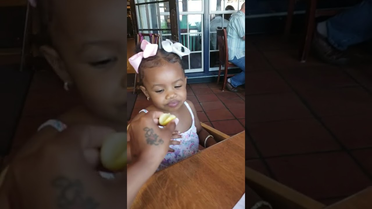 レモンを初めて食べた女の子、もん絶するかと思いきや