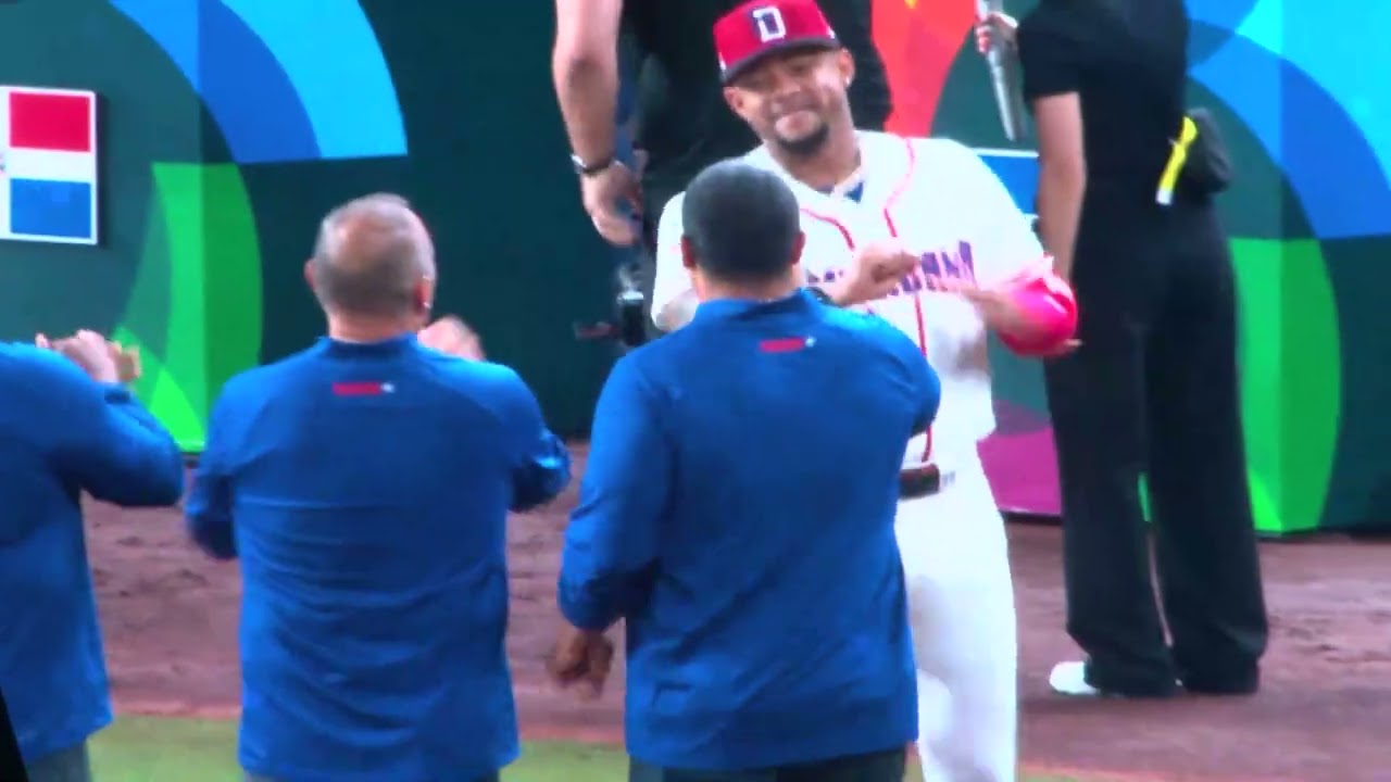 El presidente @luisabinader lanza la primera bola en el debut de RD en el @Vr_baseball