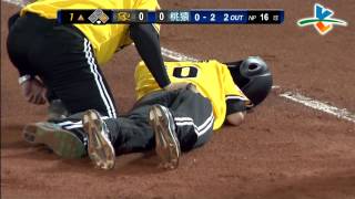 20130926 CPBL 象VS猿 1上 唉呀!郭健瑜偷跑被夾殺 猛德拉猛地一攔 劍魚被tag out啦