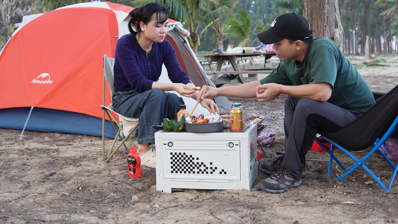Camping with the small family by the beach - Delicious grilled seafood.
