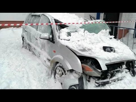 Видео: Молодогвардейская улица уборка снега с крыши 