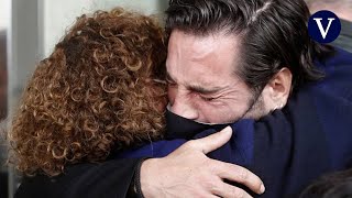 David Bustamante rompe a llorar en el entierro de Àlex Casademunt