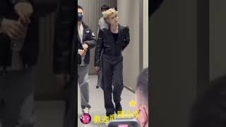 没有人懂丁禹兮歪头那一下的含金量嘛～而且还是黑色皮衣  #星聞八爪娛