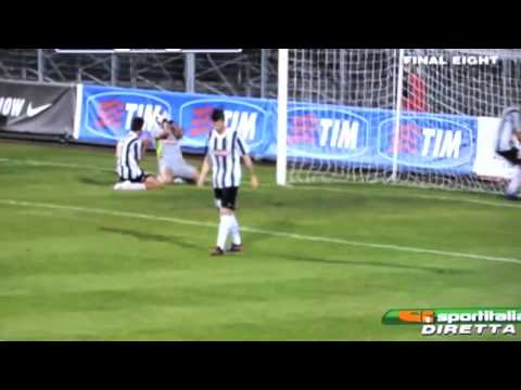 Il portiere para
