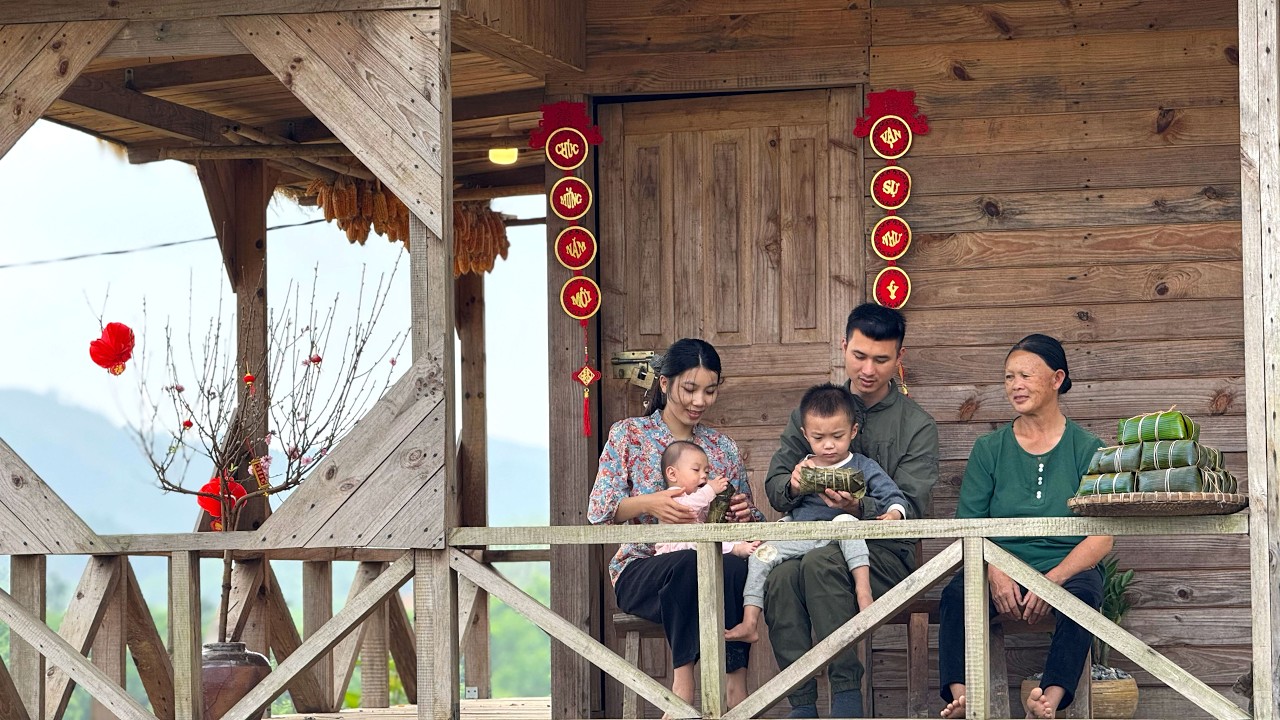 Семья вместе отмечает Лунный Новый год, печет традиционные пироги и ходит на рынок.