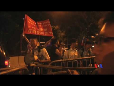 2016-11-06 美國之音視頻新聞: 香港反釋法示威者週日晚與警察在中聯辦外衝突對 峙