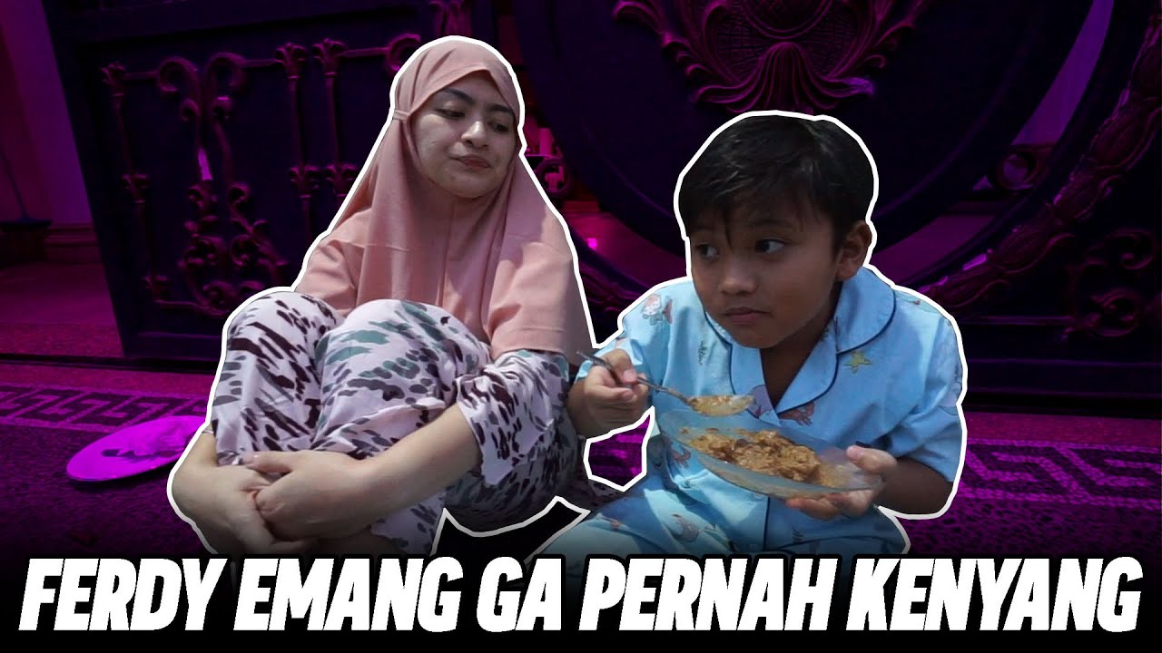 FERDY BELI SIOMAY DI PINGGIR JALAN BARENG BUNDIL