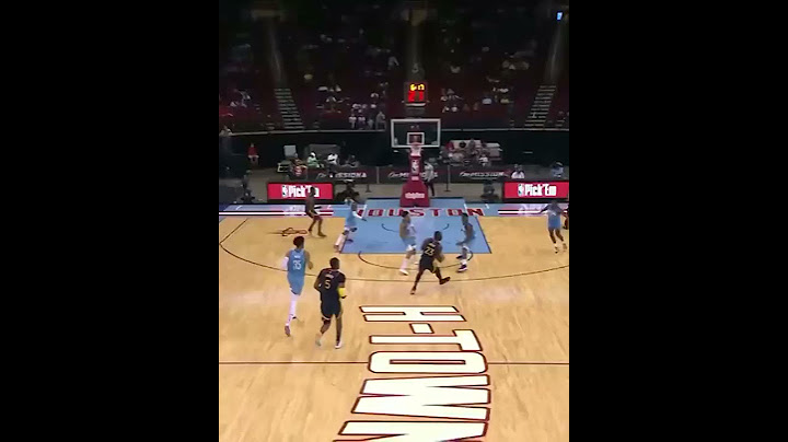 Steph Curry BEAUTIFUL movement without the ball leads to a corner 3 👀