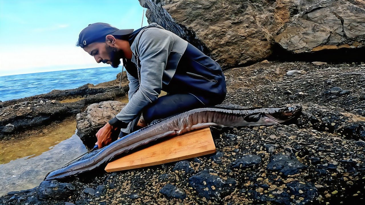 I ate eel cooked with rice, camping alone on a remote beach for 72 hours